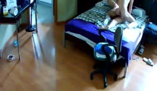 破解网络摄像头偷拍小伙晨运完回家和正在床上睡觉的