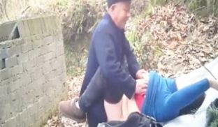 小树林老大爷嫖野鸡大妈双手按着大白奶子没怎么搞就