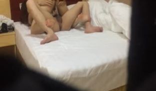 公子哥去银行办理房贷结识的业务经理约她到宾馆开房