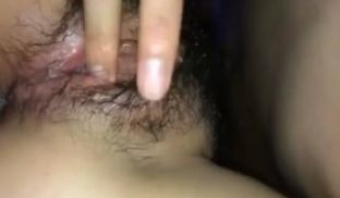 轻轻一揉爱液就泛滥的师范妹子与炮友啪啪啪骚妹很饥