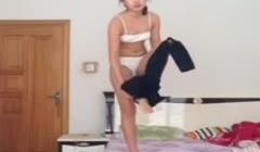艺术学院小美眉在家自拍才艺展示自己的好身材