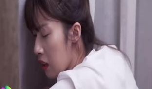 不穿底裤去上班！被老板发现 为了不让别人知道 被