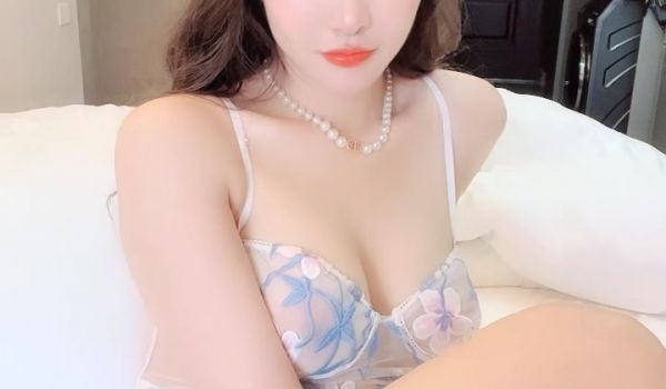 长相甜美网红妹子唯美透明情趣衣服，全裸自慰，极品