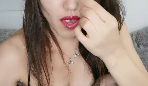 风骚的黑丝御姐露脸自己抠逼好刺激，浪叫不止表情好