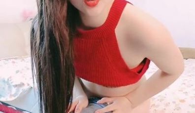 牛仔裤眼镜小骚货，半脱下裤子后入小穴，美腿高跟鞋