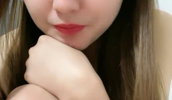 【文静小姐姐床上非常骚】和炮友家里操逼，反差婊大