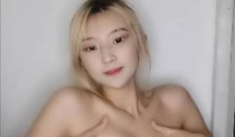 黄色头发小妹儿搔首弄姿热舞，和男友啪啪做爱一顿猛