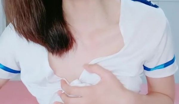 制服小骚货大战头套男，一脸淫荡舔屌插嘴，喜欢仰卧