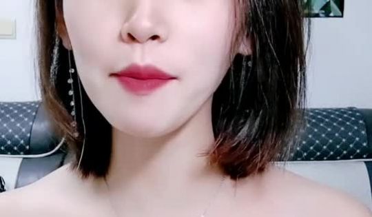 颜值爆表完美露脸女神热舞诱惑，换透明内裤，不过还