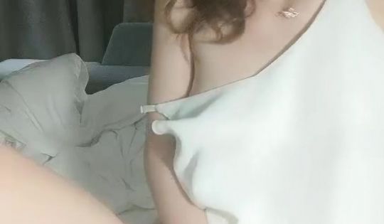 桃子小仙女露脸丝袜情趣，逼里塞着跳蛋玩骚奶子自慰