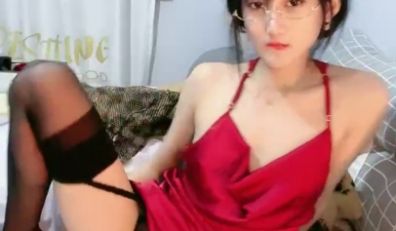 挑战全网最纯欲的美少女：眼镜、黑丝袜、红色睡衣，