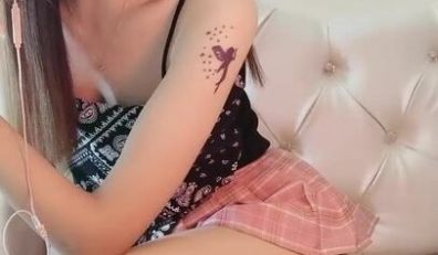说话温柔极品美女，肉丝短裙撕裆，翘起屁股手指轻轻