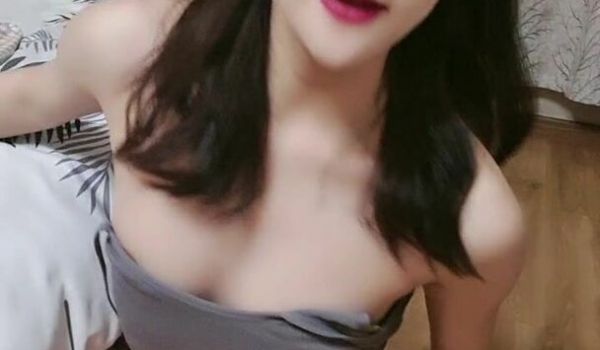 超漂亮甜美小姐姐，情趣耳朵和炮友操逼，蹲着深喉插