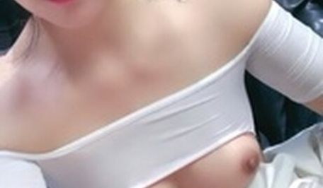 气质新人美少妇，露奶白色衣服，手指掰穴私处粉红色