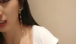高颜值气质美女小尺度浴室湿身诱惑 单腿网袜洗澡摸
