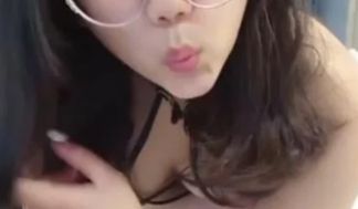 眼镜骚妹妹 黑色内衣酒店3P 被前后夹击 外表文
