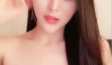 魔鬼身材巨乳美女，双手抱着大奶子挑逗呻吟销魂
