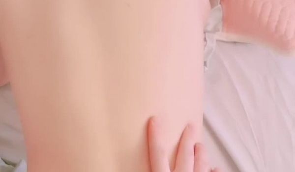 长相甜美肉嘟嘟的御姐范妹子天生大奶白虎穴和男友带
