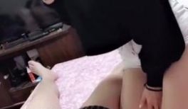 台湾SWAG『莎莉』同学来家里做客 月经期超痒受