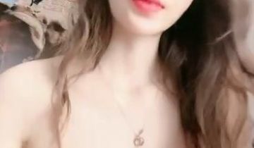 大眼御姐美少妇，白色比基尼吃荔枝塞穴，俯视角度展