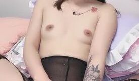 女神也玩够的时候，大眼萌妹子，一个道具自慰白虎穴