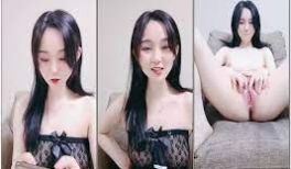 粉奶白皙长相甜美漂亮妹子，性感吊带黑丝扭动美臀，