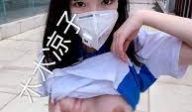 清纯校花木木凉子寻求刺激，公交车后排低头吃鸡巴，