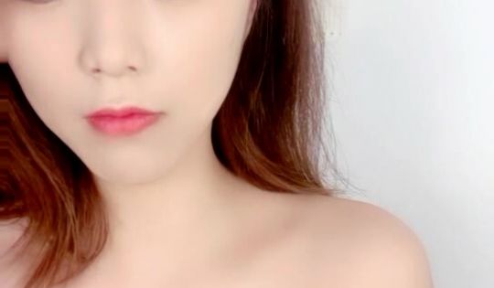 网红脸妹子，巨乳白皙胸，特写美鲍鱼，跳蛋自慰出白