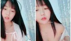 居家妹子，白皙大奶白色衬衣露脸跳蛋自慰一线天逼逼