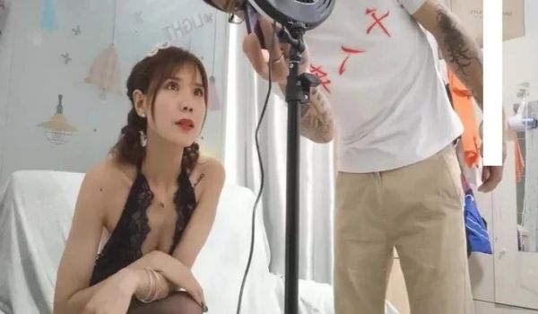 千人斩嫖老师带新人妹子下海啪啪秀，情趣装黑丝手指