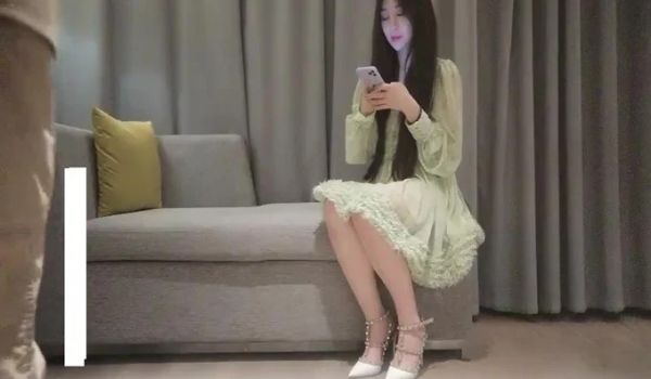 绿裙长相甜美胸前纹身妹子，舌吻调情口交上位骑坐抽