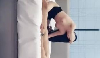 性感妹子坐身上扭动屁股，让妹子振动棒自慰调情，大