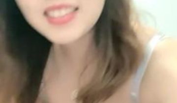 爱鸡的白白肉肉大屁股卷发妹子啪啪，翘起屁股拨开内