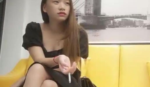 深夜第二场黑裙妹子，近距离拍摄沙发上操口交上位骑