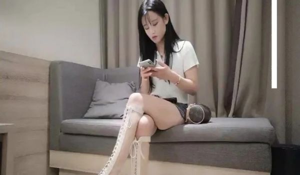 白衣大长腿性感妹子，舌吻调情互摸69口交特写口逼