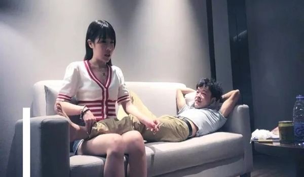 甜美牛仔短裤妹子，穿上白色网袜沙发上骑坐抽插，床