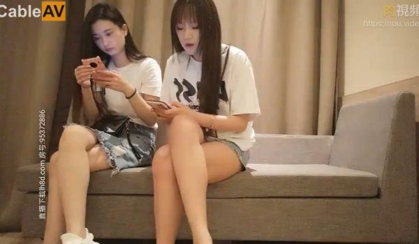 约了两个妹子留下牛仔裙妹子，沙发调情一番穿上透视