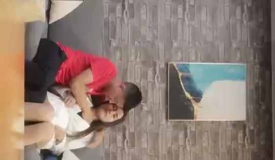 大奶甜美妹子，张开双腿摸逼口交床边猛操呻吟娇喘