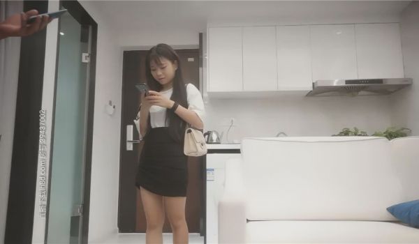黑色包臀裙萌妹，摸逼口交特写粉穴沙发骑乘猛操，低