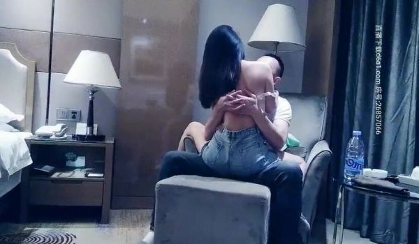 牛仔短裤兼职妹一个嫖一个负责偷拍