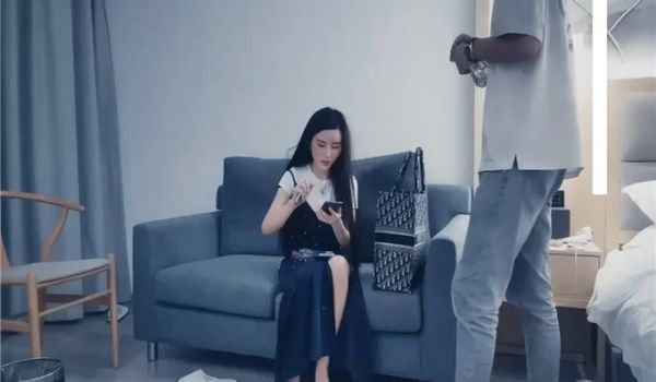 长裙大长腿少妇，苗条身材穿上性感情趣装黑丝，口交