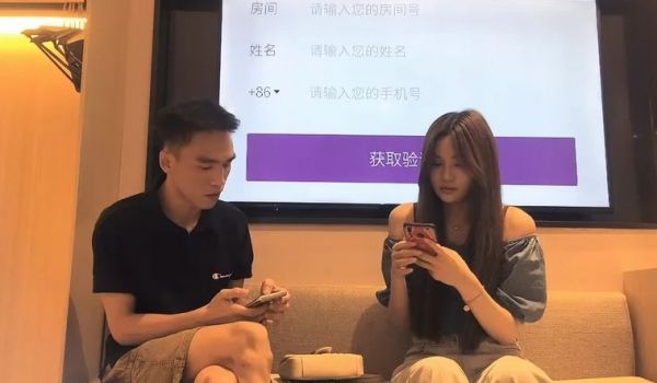 高颜值大长腿妹子，近距离拍摄舔奶扣逼，口交上位骑
