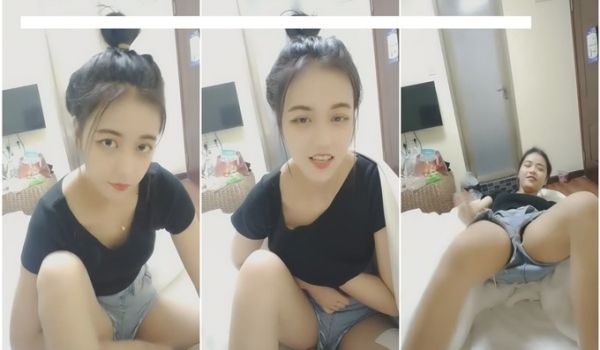 长相清纯萌妹和男友啪啪，按摩器先自慰口交上位骑乘
