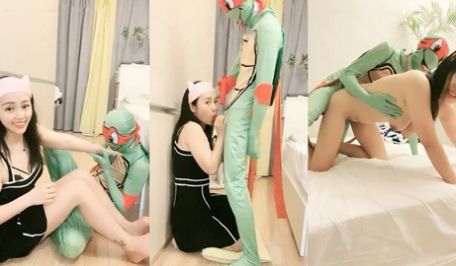 鱼白摆高颜值骚熟女忍者神龟装扮啪啪，口交上位骑乘