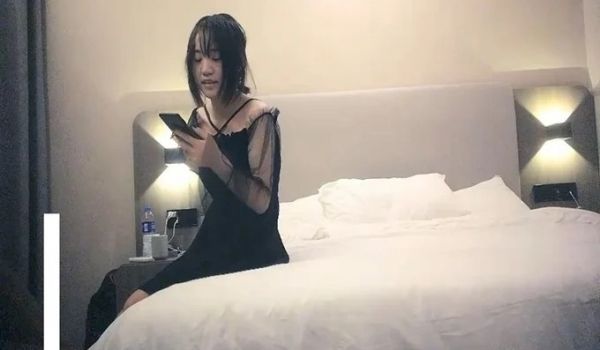 黑裙妹子TP啪啪，口交抬腿侧入大力猛操