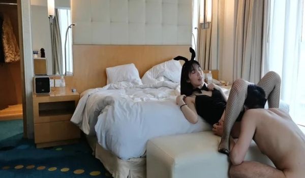小伙酒店操极品身材的大奶子女友 扮演花花公子兔女