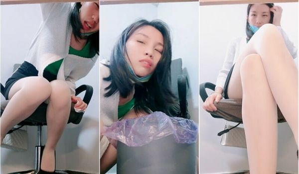 电商在线客服少妇上班期间玩跳蛋,边回答客户问题边