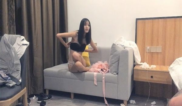 极品身材披肩女神外围 激烈3P轮操女神 这身材我