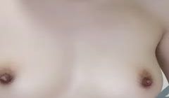 染黄发气质小姐姐舞技不多,跟随音乐节奏慢摇,跳完