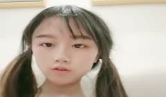 调教两个呆萌可爱萌妹子,口含内裤学母狗爬行,躺下